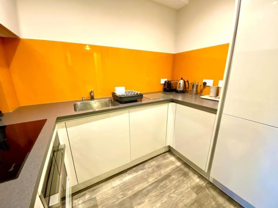 Luxurious Studio Apartment - 1 Minute Walk To Poole Quay - Great Location - Free Parking - Fast Wifi - Smart Tv - Newly Decorated - Sleeps Up To 2! Close To Poole & Bournemouth & Sandbanks Eksteriør billede